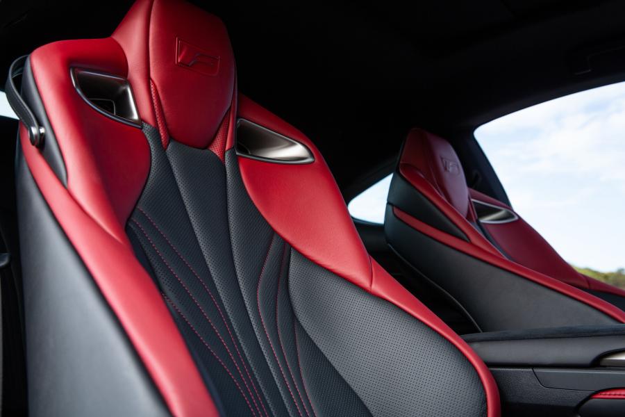 Детали интерьера Lexus RC F 2019 года  (UK) (фото 19 из 40)